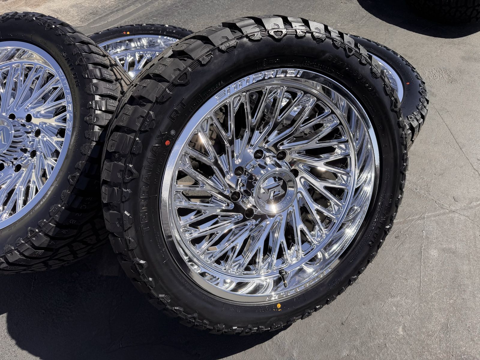 22x10 Fittipaldi 8 lug 8x180 33x12.50R22 Sailun RT
