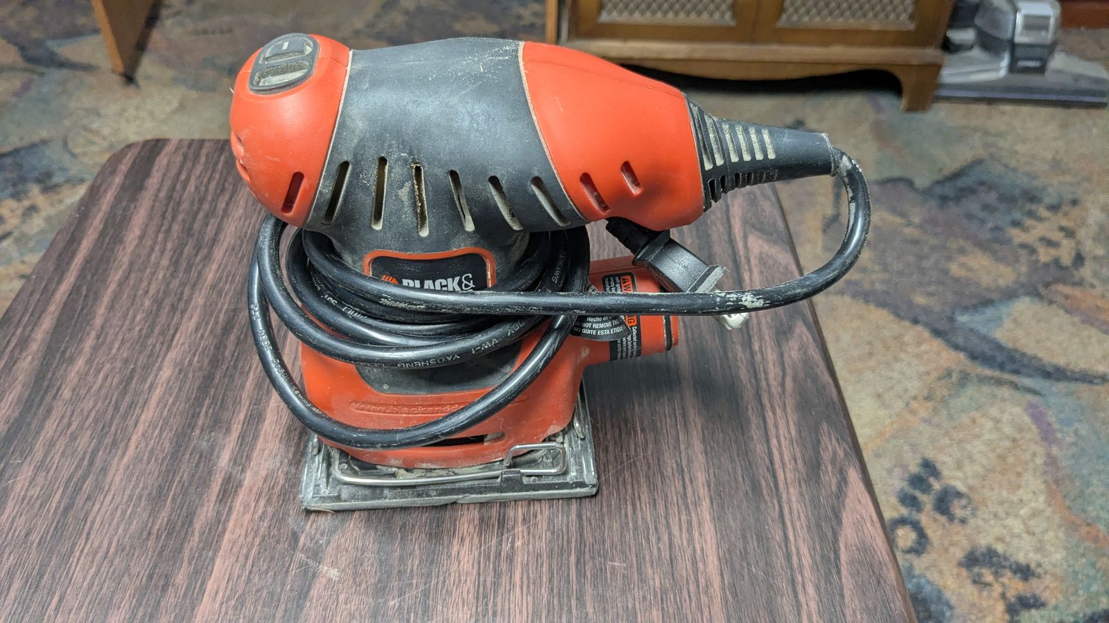 Black & Decker Corded Electric Handheld Palm Sander + Sheets - Missing bag on back