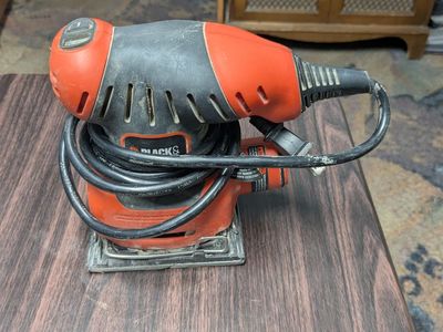 Black & Decker Corded Electric Handheld Palm Sander + Sheets - Missing bag on back
