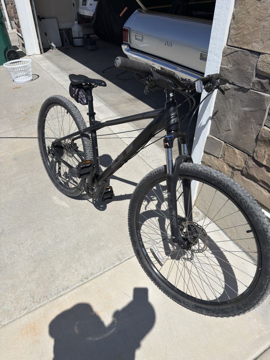 GT Avalanche Sport 29” Mountain Bike – Excellent Condition