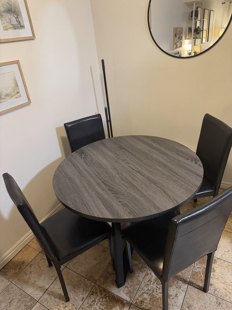 Round Grey Wood Grain Dining Table Set with 4 Black Faux Leather Chairs