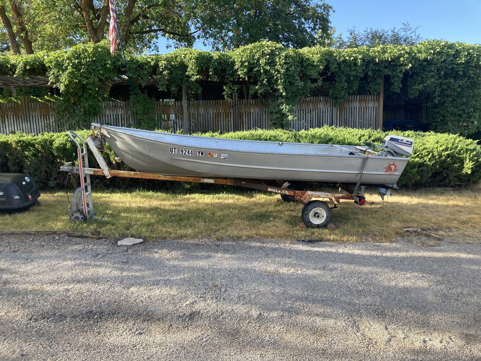 1983 7.5 hp Evinrude, Lowe 14 Skipper V and trailer
