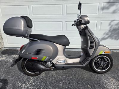 Vespa GTS 300 Super Scooter