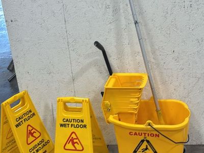 rolling 35 Qt Mop Bucket w Wringer, Handle, Signs