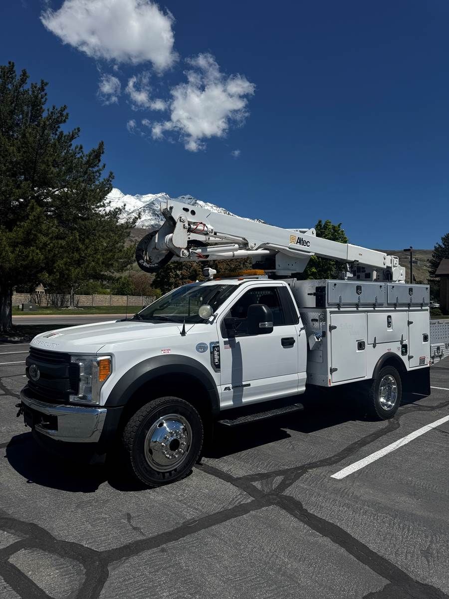 Used Boom / Bucket Truck 2017 Ford F-550 4x4 6.7L Diesel Altec AT40G Aerial Lift 46' Working Height LOW MILES!