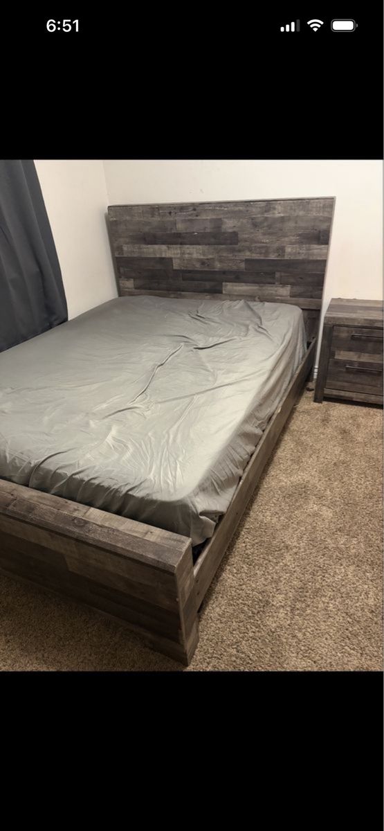 Rustic Gray Wood Grain Queen Bedroom Set with Bed, Dresser, Mirror, and Nightstand all of it is in good conditions and it set up