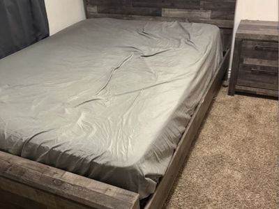Rustic Gray Wood Grain Queen Bedroom Set with Bed, Dresser, Mirror, and Nightstand all of it is in good conditions and it set up