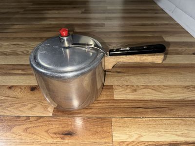Vintage 4 Quart Pressure Cooker Handy Stainless