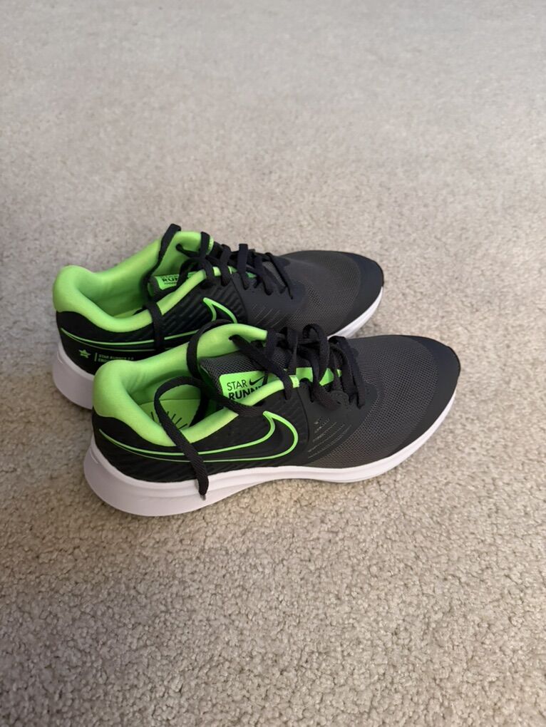 New Nike Star Runner Size 5 Youth