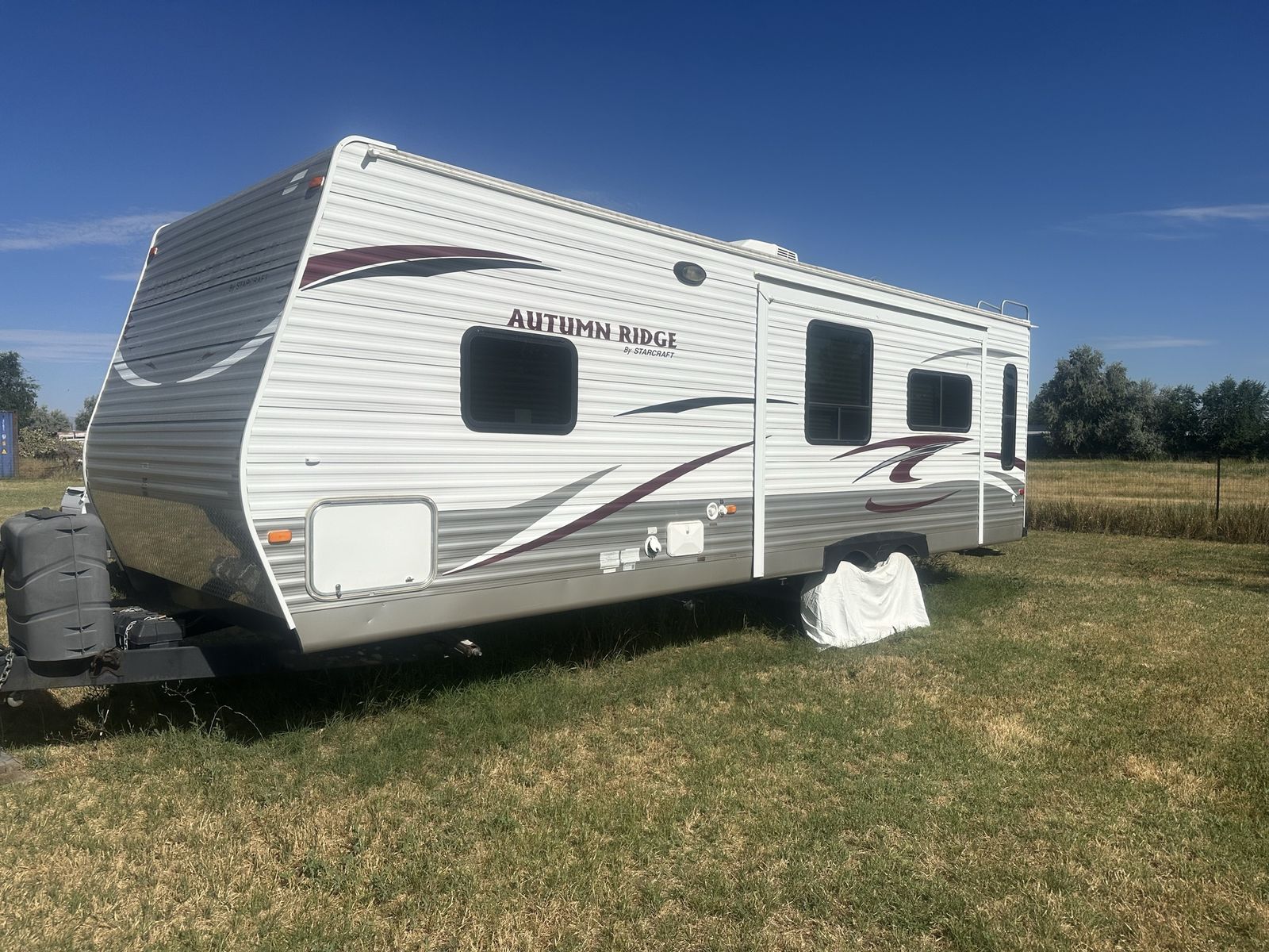 31’ Autumn Ridge 265RLS by Starcraft Travel Trailer Bumper Pull with Awning and Ladder