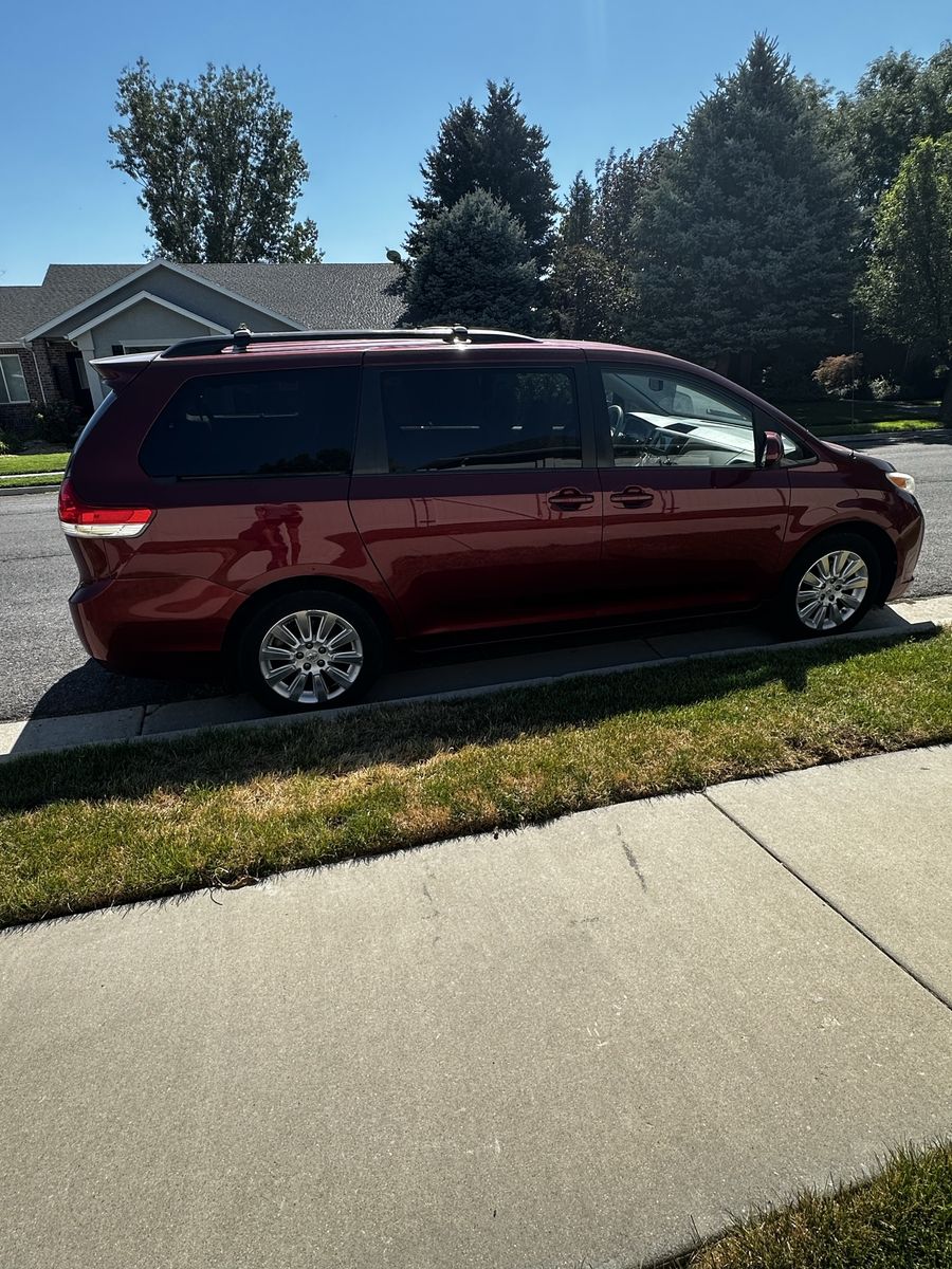 2012 Toyota Sienna LE 7-Passenger