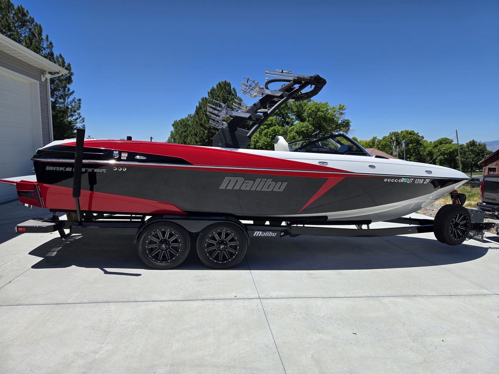 2018 Malibu Wakesetter 25LSV Red, Black & White, Great Condition