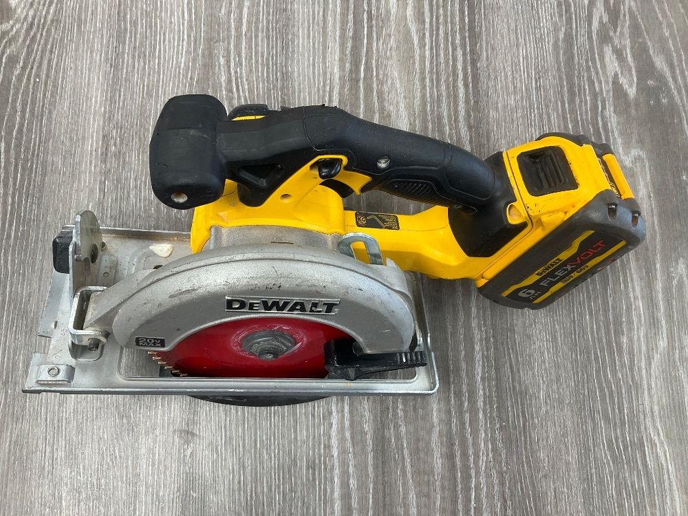 DEWALT 6-1/2 INCHES CORDLESS CIRCULAR SAW W/ 6AH FLEX VOLT BATTERY