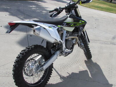 2026 Triumph TF 450-E Jet Black/Pure White