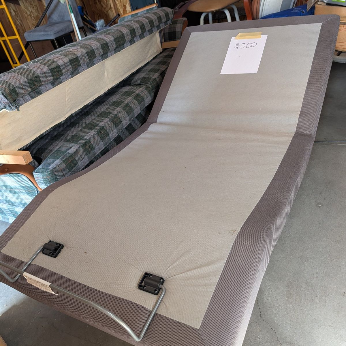 Adjustable twin bed base