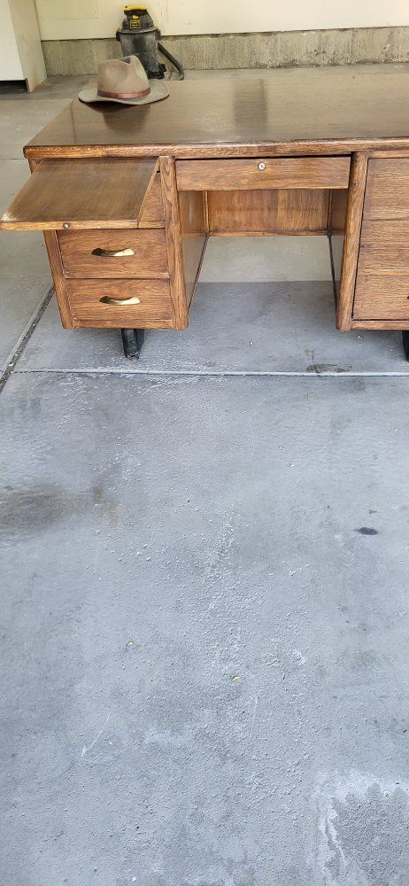 Antique Jasper Desk Co.
Executive Desk