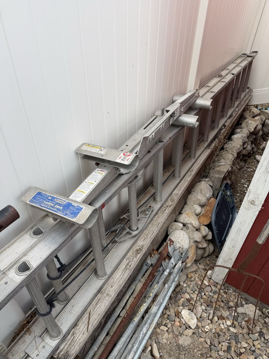 Ladders with ladder jacks