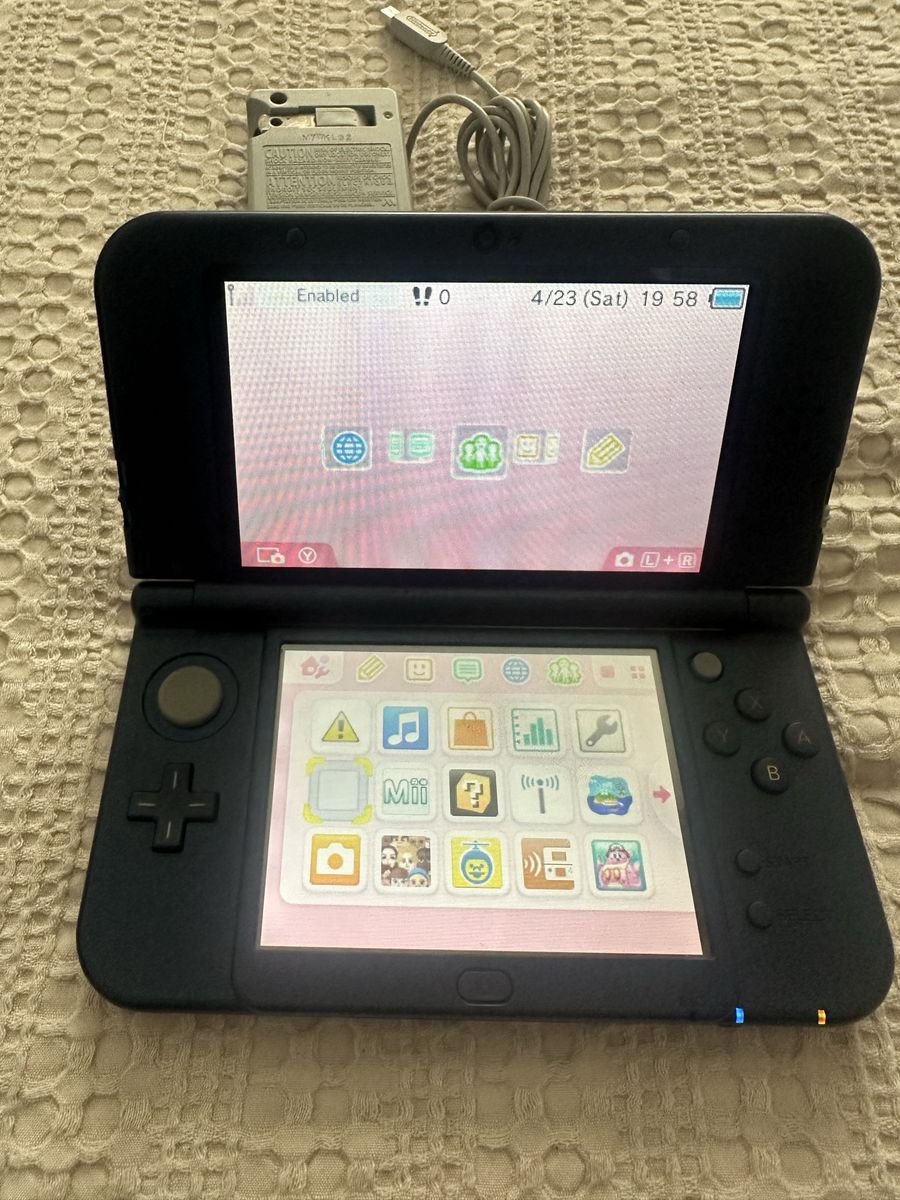 New Nintendo 3DS XL Galaxy with Charger, QW126405994 CIB