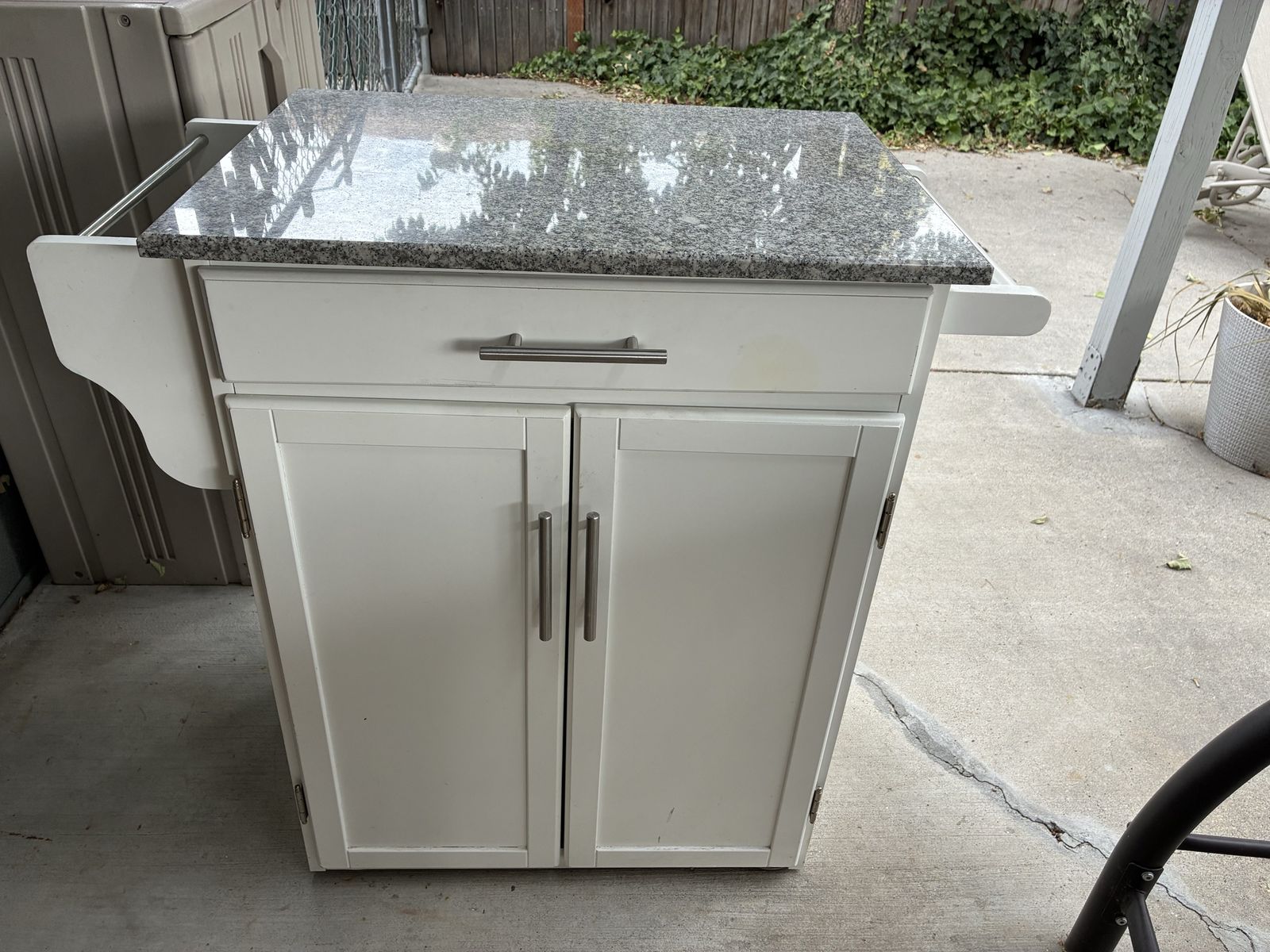 Free-standing kitchen cabinet/countertop