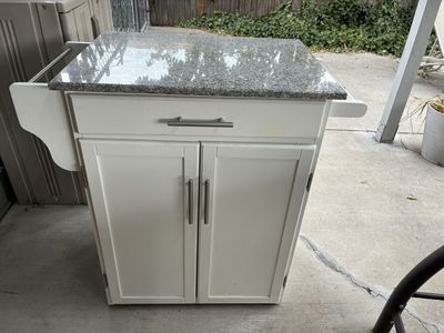 Free-standing kitchen cabinet/countertop