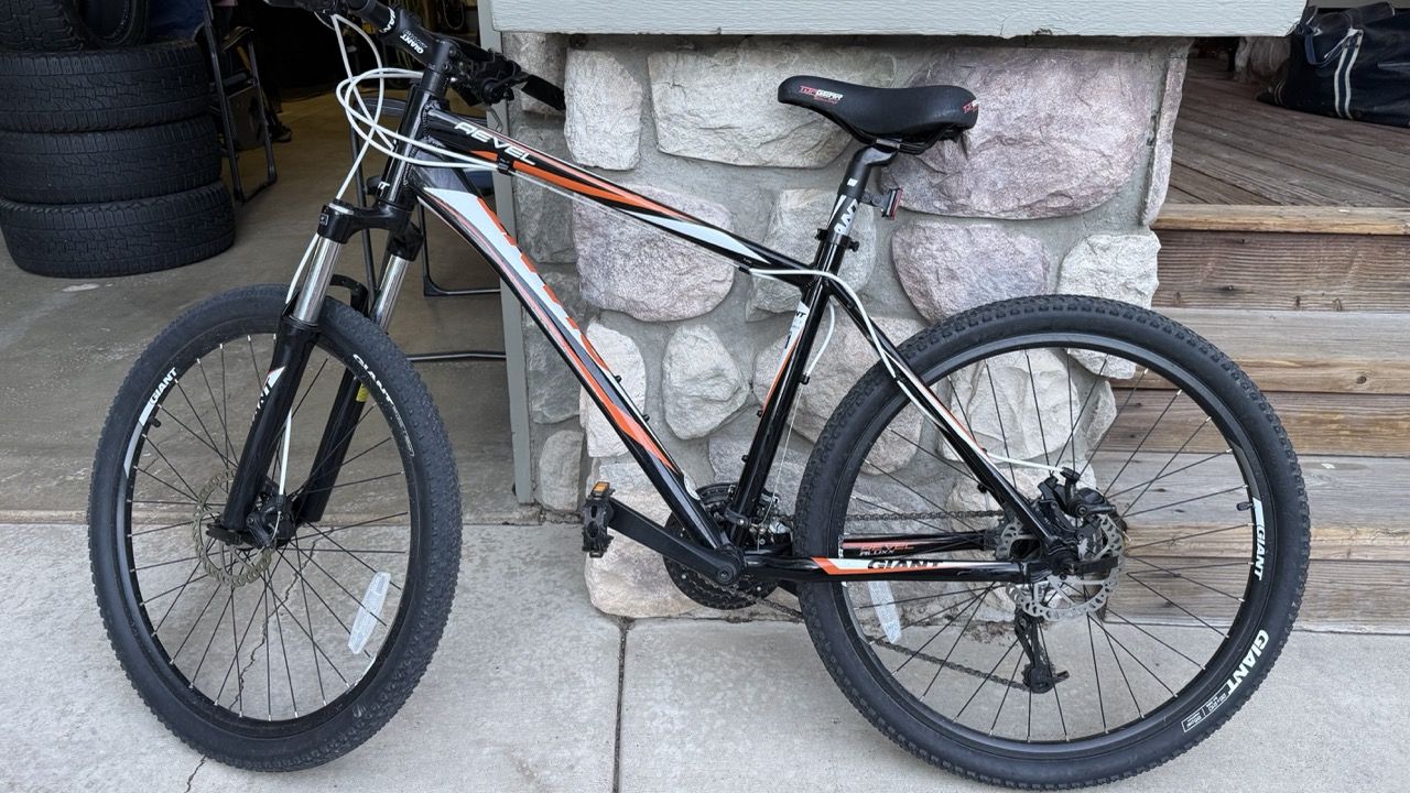 2011 Giant Revel 1 Hardtail Mountain Bike — Medium