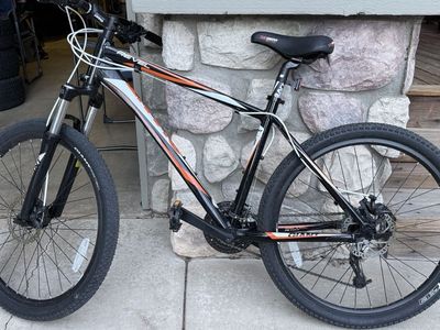 2011 Giant Revel 1 Hardtail Mountain Bike — Medium