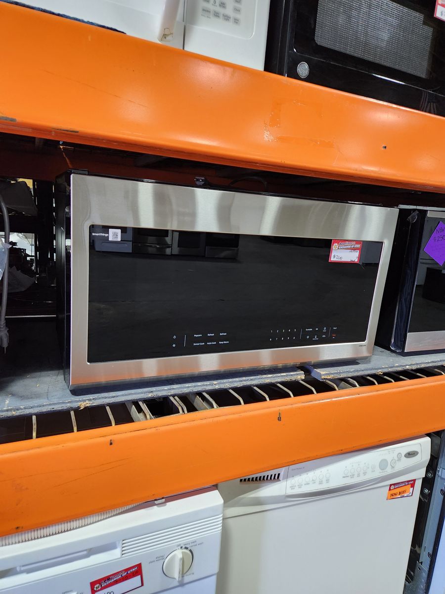 Beautiful Samsung Stainless steel over the range Microwave! W-Warranty