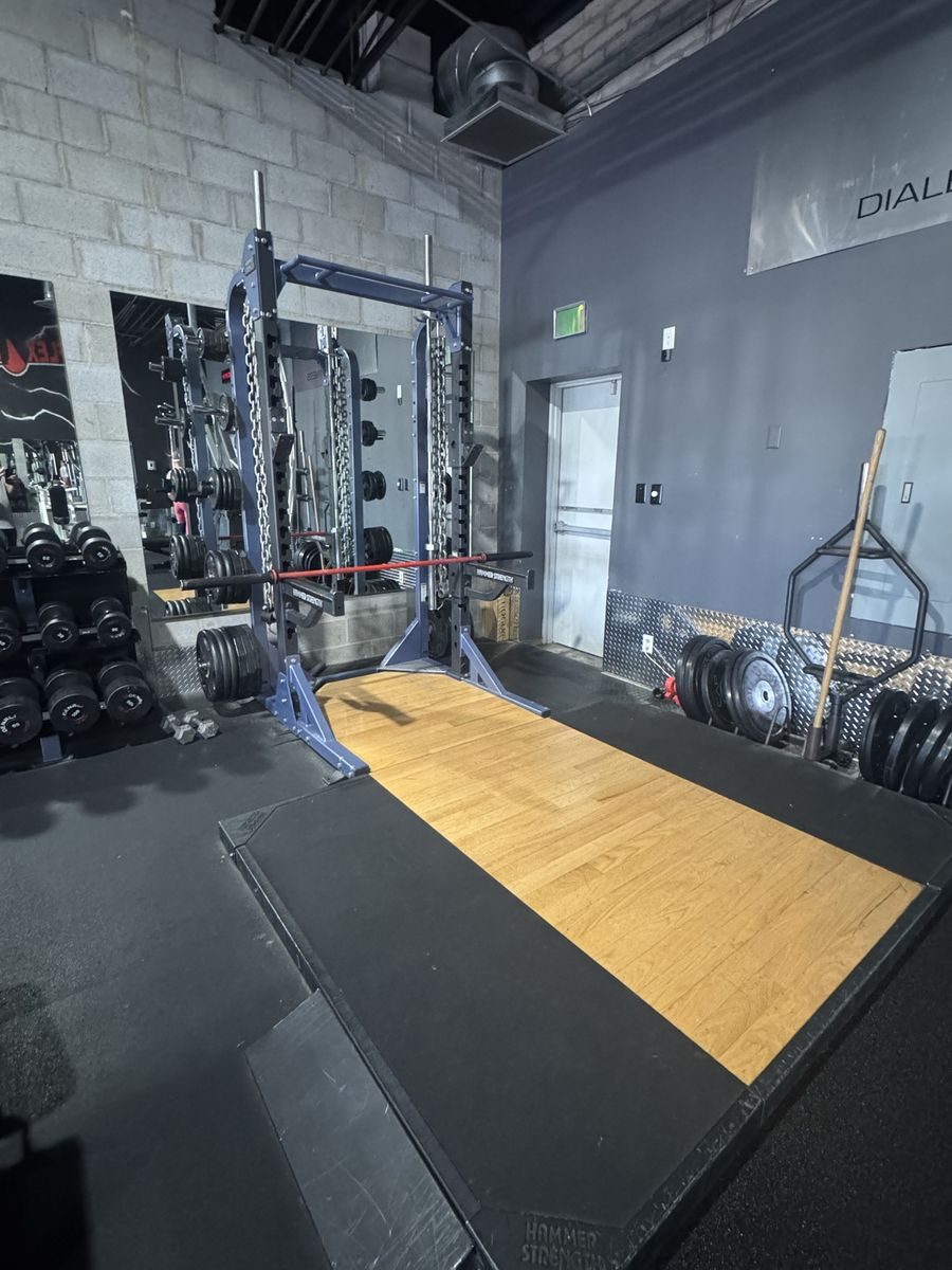 Hammer strength half rack with dead lift platform