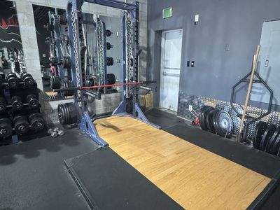 Hammer strength half rack with dead lift platform