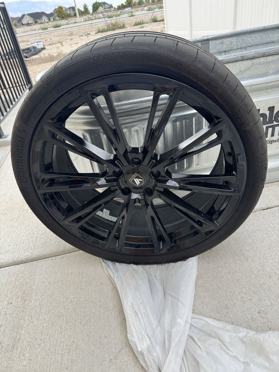 Gloss Black Wheel with Continental Tire Set