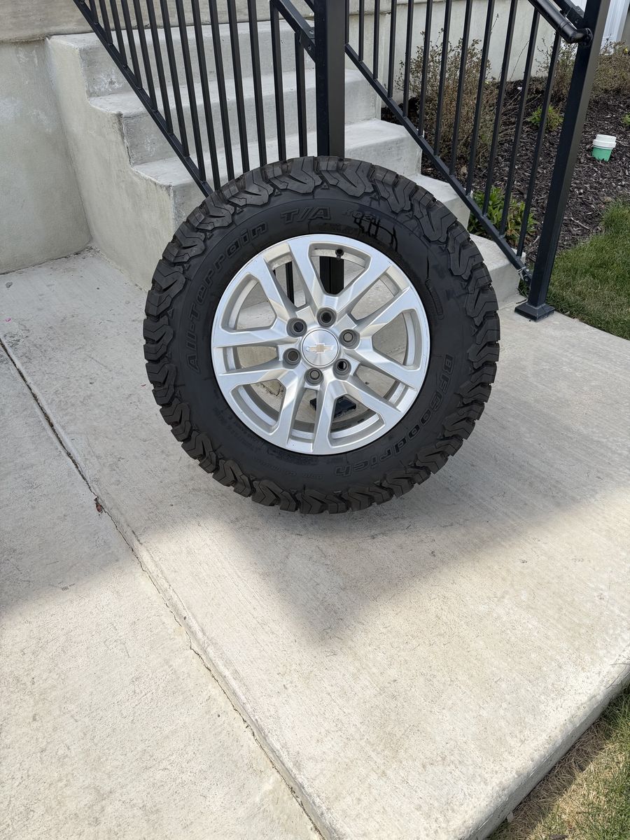 Chevy Silverado 1500 Rims and Tires 265/70R18