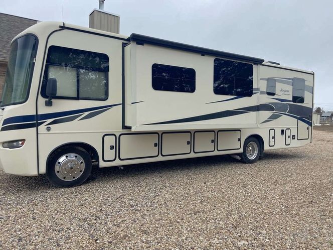 2015 Jayco Precept 35UN Class A V10 – LOW MILES