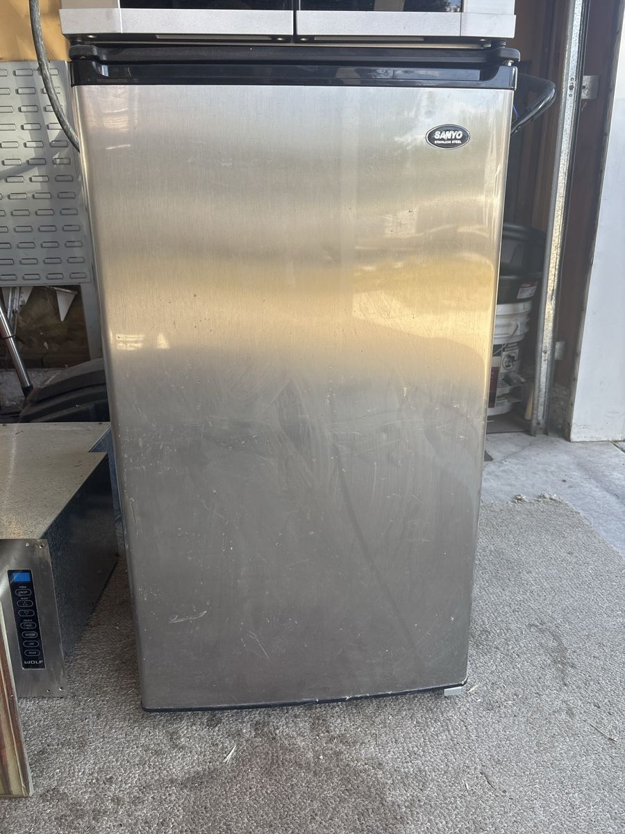 Sanyo SR-4433S Compact Refrigerator - Stainless Steel, 4.4 Cu. Ft. Capacity, Free Standing