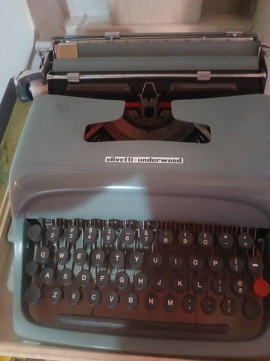 Pristine 1963 Olivetti Underwood Studio 44 Typewriter – Complete with Case)