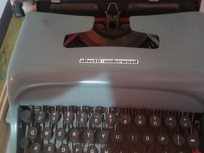 Pristine 1963 Olivetti Underwood Studio 44 Typewriter – Complete with Case)