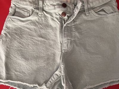 Universal Thread Women's Light Green High-Rise Raw Hem Denim Shorts Size 6/28
