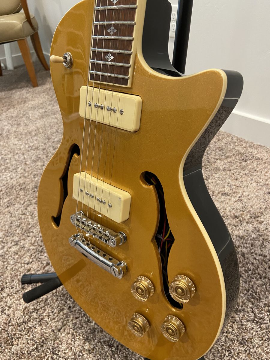 Beautiful Xaviere Electric Guitar with NO SCRATCHES