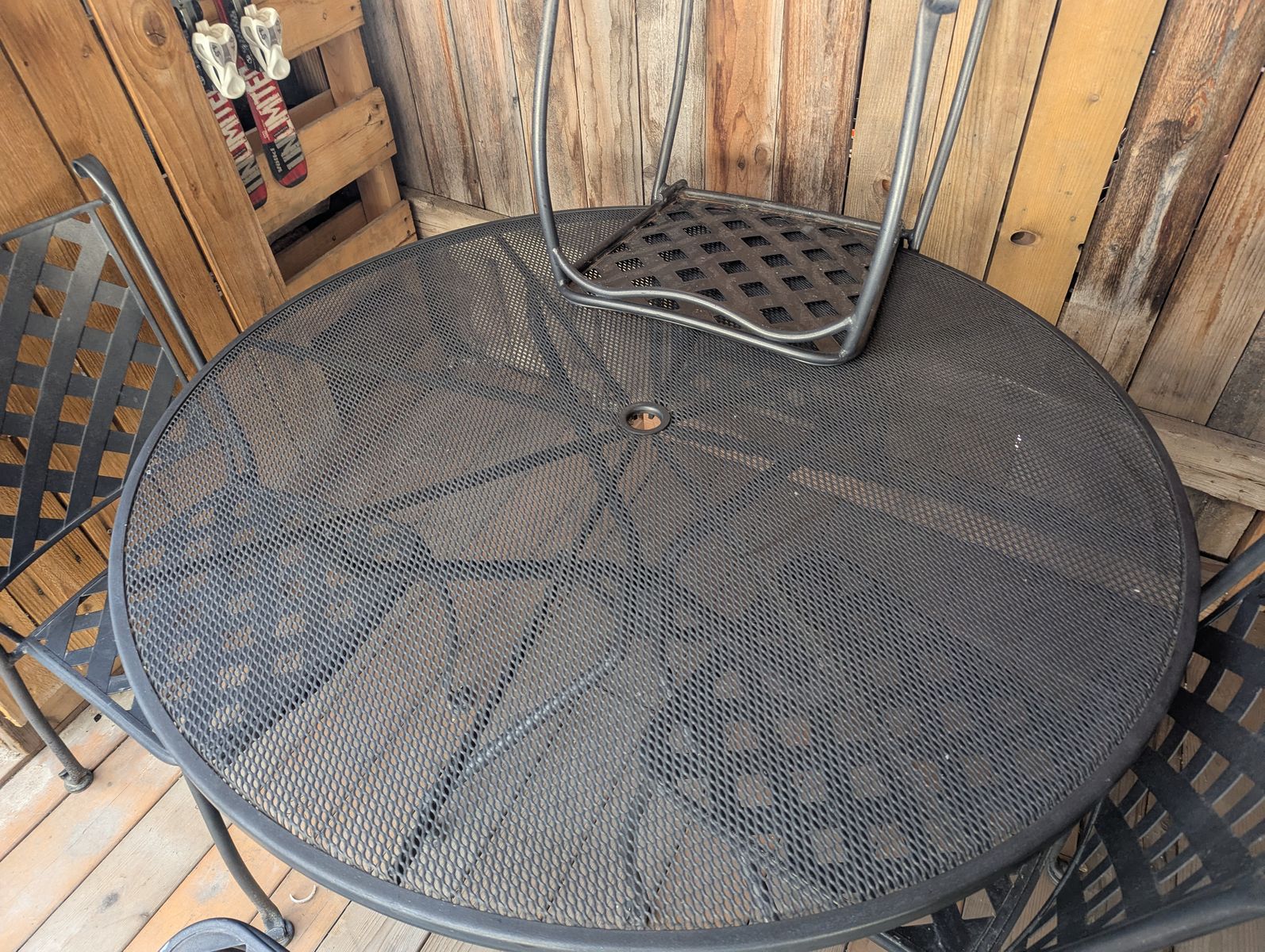Set heavy metal table