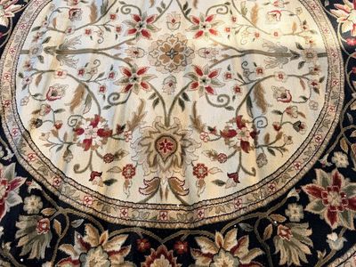 New. Beautiful Round 6.6’ Persian Styled Rug