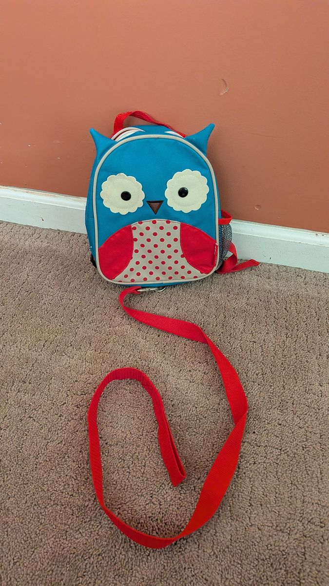 Toddler backpack harness with 3-foot lead