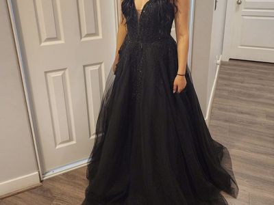 May Queen Couture Black V-Neck Spaghetti Strap Floral Sequin Embellished Tulle A-Line Formal Gown, Size 10