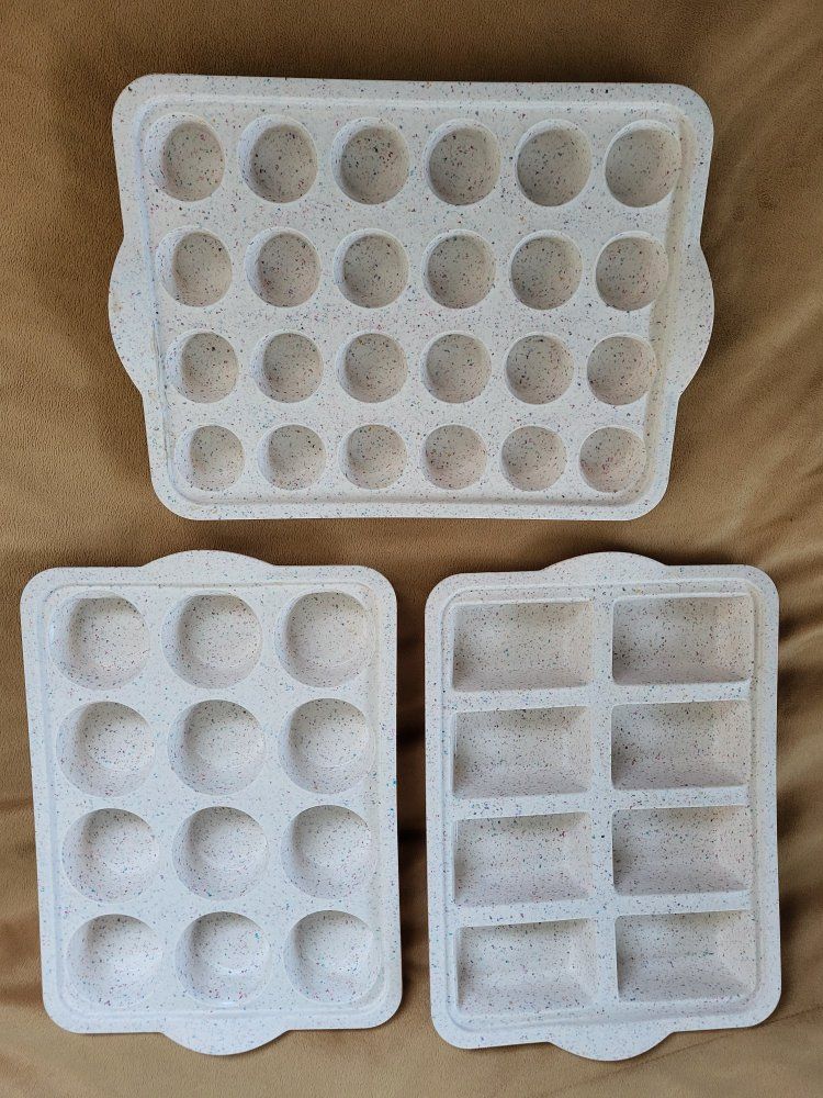 **3 NEW SILICONE BAKING PANS**