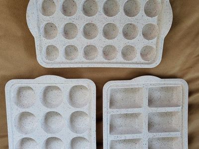 **3 NEW SILICONE BAKING PANS**