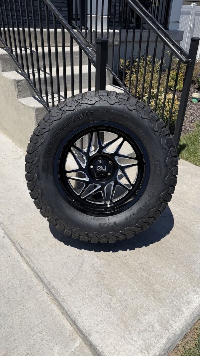 Jeep Wrangler Gladiator Rims and Tires 325/60R20-35/12.50R20