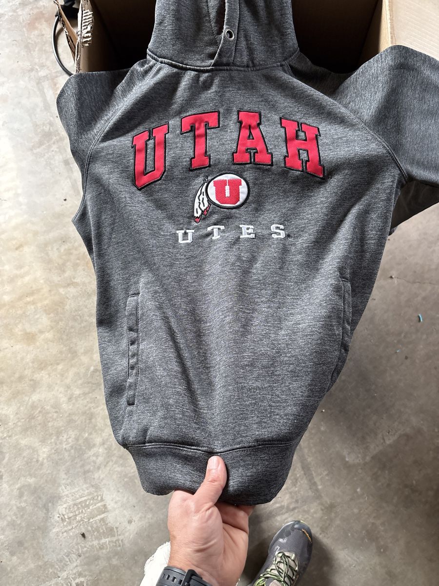 Excellent University of Utah Utes NCAA Gray / Red Hoodie Pullover Sweatshirt - Men's/Unisex (Size Medium)
