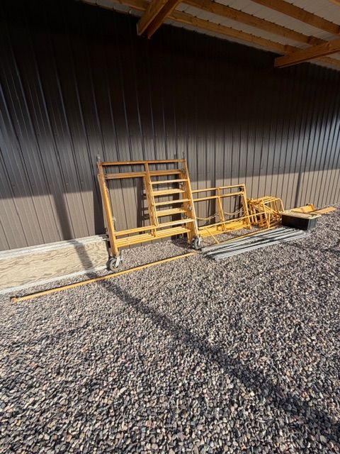 16’ Rolling scaffold tower set w/outriggers.