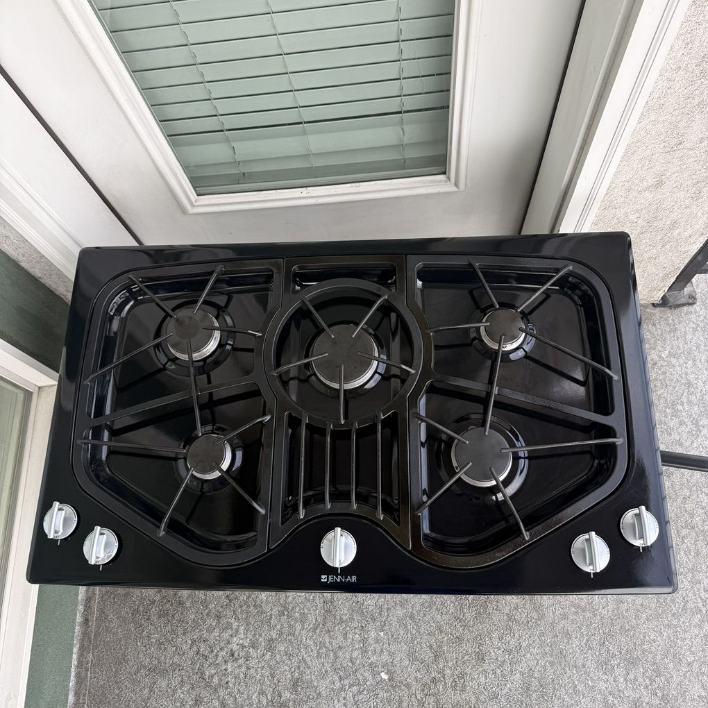Jenn Air 36 Gas Cooktop. 5 burners