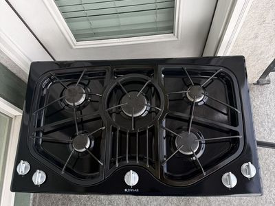 Jenn Air 36 Gas Cooktop. 5 burners