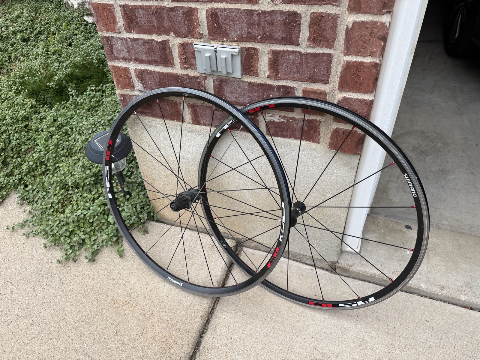 Shimano WH-RS10 700c Alloy Road Bike Wheelset - Black/Red