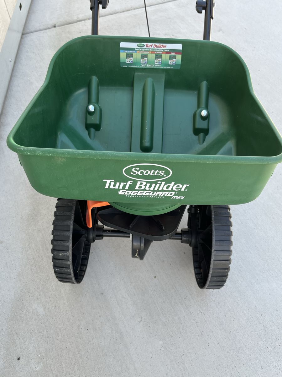 Scotts Turf Builder EdgeGuard Mini Broadcast Spreader - Green